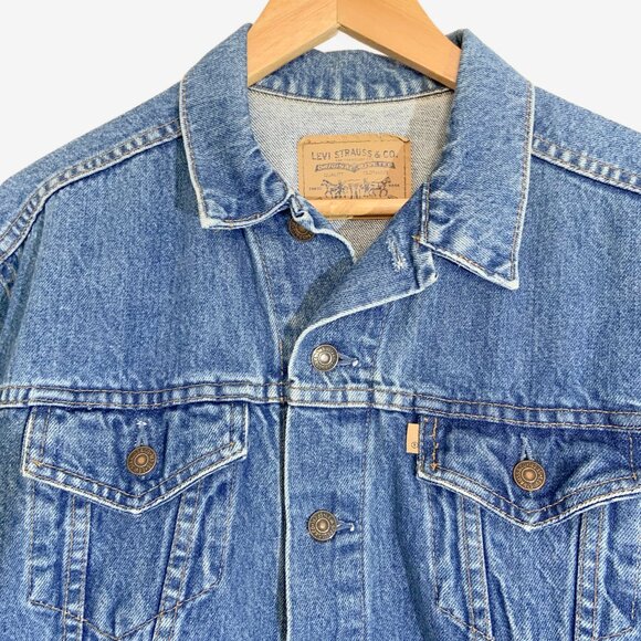 Vintage Levi’s Cropped Denim Jacket / Made in Canada / size Medium-Large - Picture 5 of 8